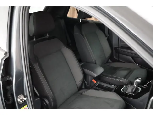 Volkswagen T-Roc 1.5 TSI 150pk DSG R-Line Trekhaak Camera Stoelverwarming Massage Virtual Cockpit Na...