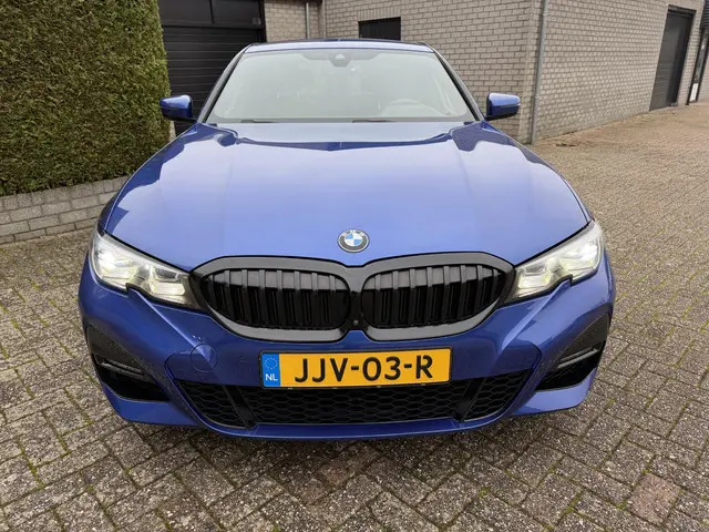 BMW 3-serie 318i High Executive / M-Sport / Carplay