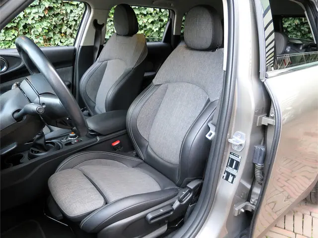 MINI Clubman 1.5 Cooper Chili F54 met LED, Navi, Keyless, PDC en 17"