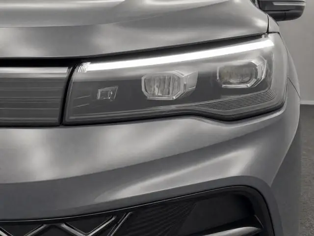Volkswagen Tiguan 1.5 eTSI 150pk R-Line Business · Camera · Wegklapbare Trekhaak · Apple/Android Car...