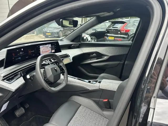 Peugeot e-3008