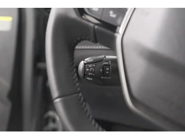 Peugeot 2008 1.2 Hybrid 145 Allure | Apple Carplay | Climate Control | Parkeersensoren Voor + Achter