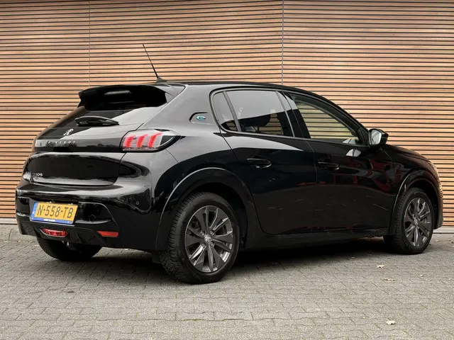 Peugeot e-208 EV Allure Pack 50 kWh 3-Fase Carplay / Camera / SOH 91%