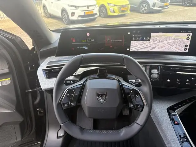 Peugeot e-5008