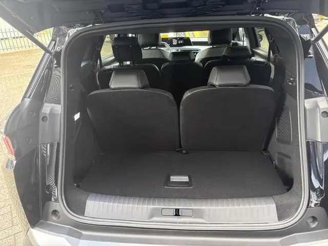 Peugeot e-5008