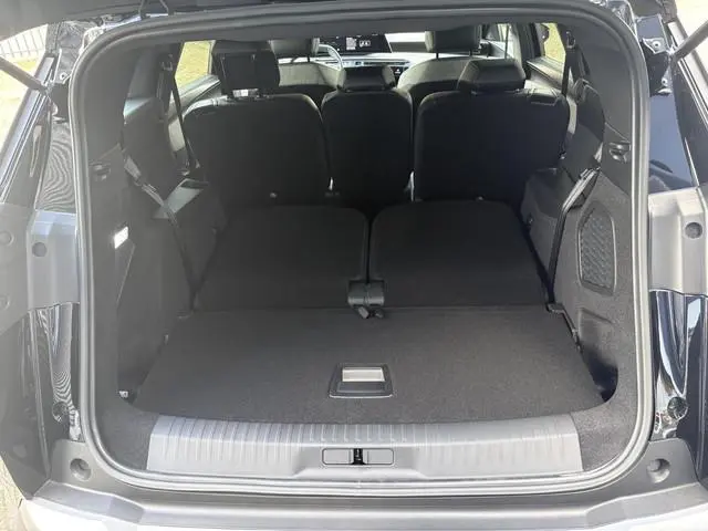 Peugeot e-5008