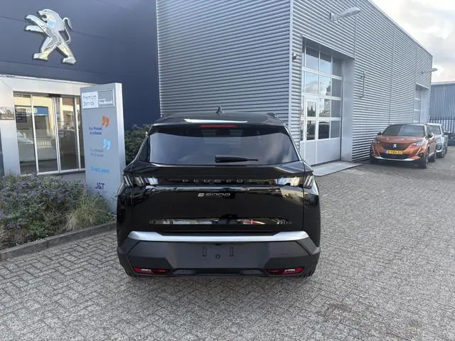 Peugeot e-5008