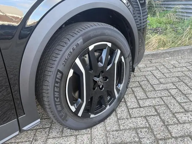 Peugeot e-5008