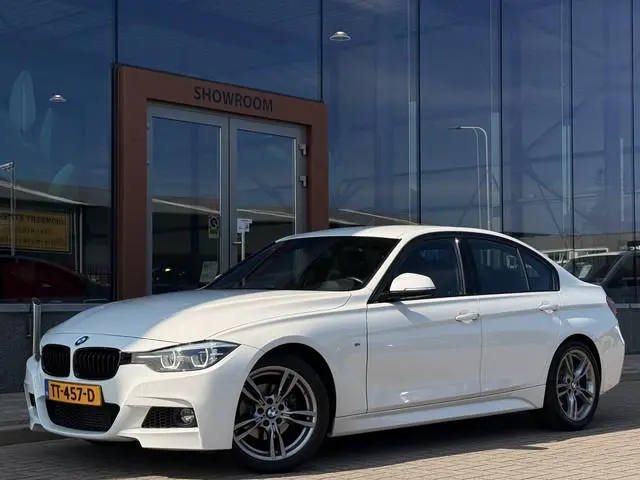 BMW 3-serie 318i M Sport Edition | Cruise | Leder | Stoelverwarming | LED |