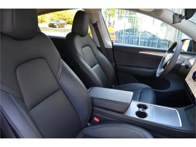 Tesla Model Y Long Range RWD 75 kWh Trekhaak, AutoPilot4.0 (FSD 99,- p/mnd)