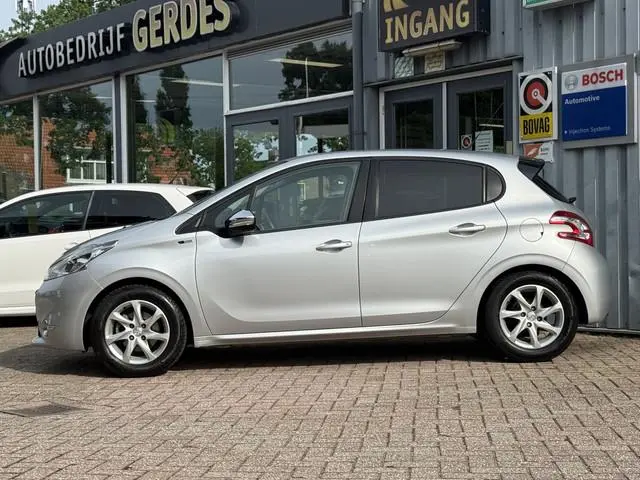 Peugeot 208 1.2 e-VTi Style | AUTOMAAT | DEALER ONDERHOUDEN | NAVI | CRUISE |