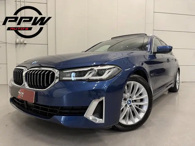 BMW 5-serie Touring 530e xDrive High Exe PANO/TREKHAAK/H&K/HEAD-UP/ADAPTIVE-ONDERSTEL/18"/360CAMERA/...