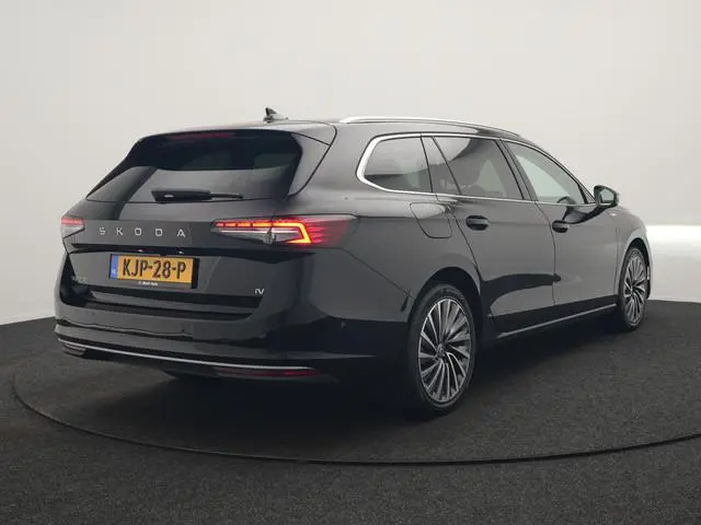 ŠKODA Superb Combi 1.5 TSI Laurin & Klement PHEV 204pk Dealer O.H. | Trekhaak Af Fabriek | Head Up |...