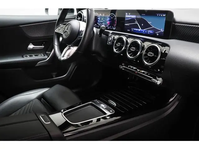 Mercedes-Benz A-klasse 180 Business Line | HALF LEDER | STOELVERWARMING | DAB | CAMERA