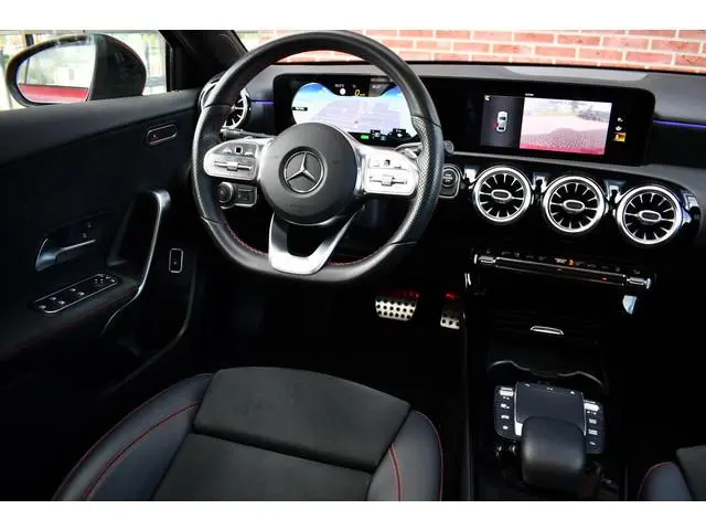 Mercedes-Benz A-klasse 250 e AMG-Line Pano 19inch Night Patagonia-red!