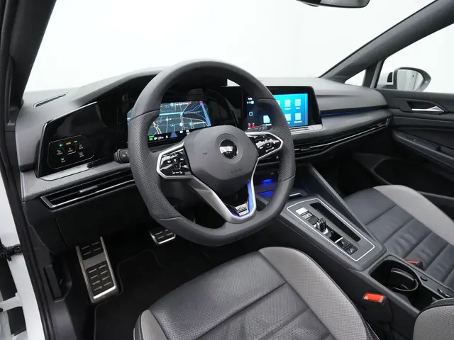 Volkswagen Golf 1.4 eHybrid 245 pk GTE | Panoramadak | Trekhaak | Leder | Adaptief onderstel | Geheu...