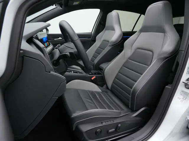 Volkswagen Golf 1.4 eHybrid 245 pk GTE | Panoramadak | Trekhaak | Leder | Adaptief onderstel | Geheu...