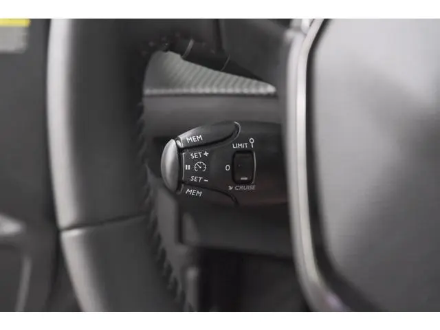 Peugeot e-2008 EV Allure 54 kWh | 97,2% SOH | 11 KW Lader | Apple Carplay | Parkeersensoren