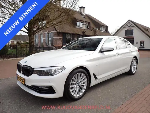BMW 5-serie 530d X-DRIVE SCHUIFDAK / CRUISE / CARPLAY / SPORTLEER / NAVI
