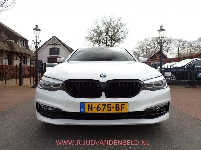 BMW 5-serie 530d X-DRIVE SCHUIFDAK / CRUISE / CARPLAY / SPORTLEER / NAVI