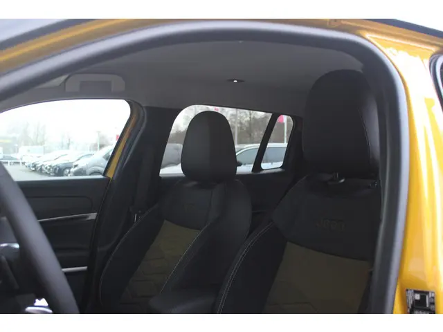 Jeep Avenger 1.2 110PK e-HYbrid SUMMIT | JBL PREMIUM AUDIO SYSTEEM | ACHTERUITRIJ CAMERA | STOEL VERWARMING | SFEERVERLICHTING | FULL LED KOPLAMPEN | 18" LICHTMETALEN VELGEN | DRAADLOZE TELEFOONLADER | DRAADLOZE APPLE CARPLAY/ANDROID AUTO | ADAPTIVE CRUISE CONTROL | PARKEERSENSOREN VOOR EN ACHTER | KEYLESS ENTRY/START | DODEHOEK DETECTIE | ELEKTRISCH BEDIENBARE ACHTERKLEP | VERWARMDE VOORRUIT | EXTRA GETINTE ACHTERRUITEN |