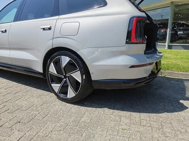 Volvo EX90