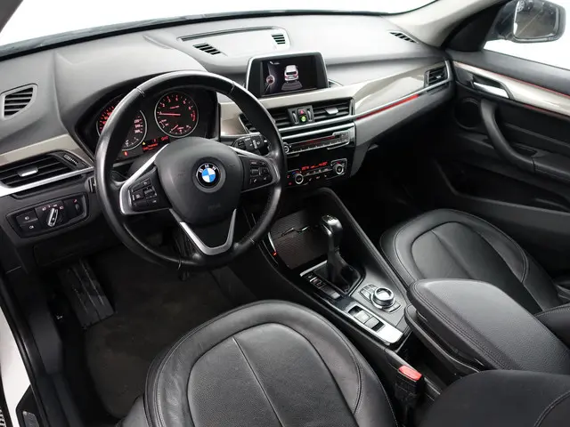 BMW X1 sDrive18i High Executive Aut- Leder Interieur, Stoelverwarming, Sfeerverlichting, Park Assist...