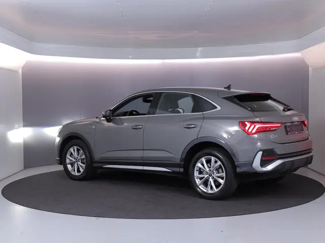 Audi Q3 Sportback 45 TFSI e S Edition 245 pk | Audi Exclusive interieur | Parkeersensoren voor en ac...