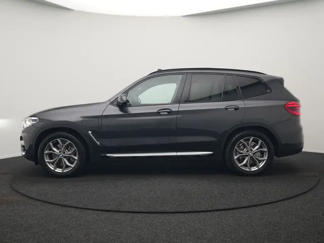 BMW X3 xDrive30e xLine PHEV 293pk Dealer O.H | Trekhaak Af Fabriek | Panodak | Head Up | Adaptive LE...