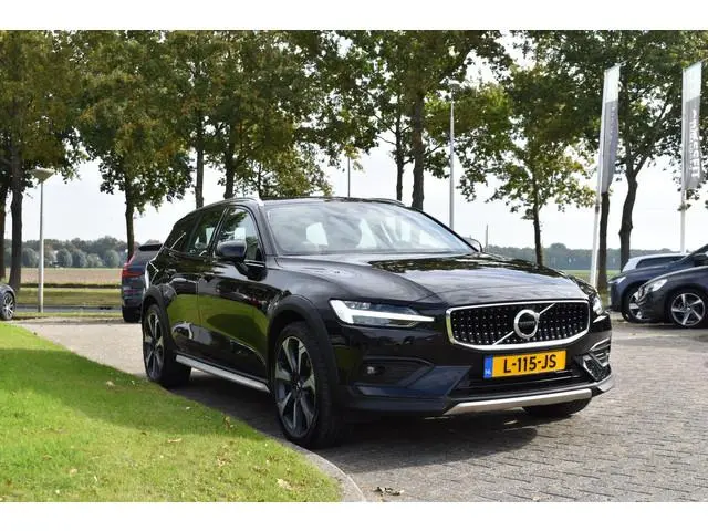 Volvo V60 Cross Country B5 AWD 265PK Automaat Pro | Trekhaak | ACC | Blis | Camera | Styling kit | 2...