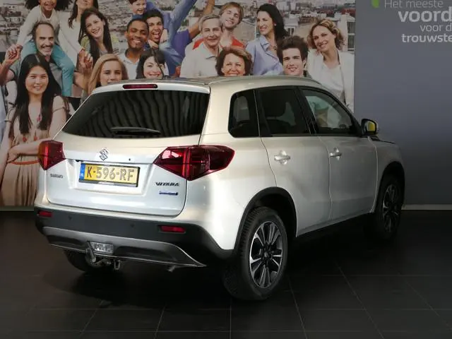 Suzuki Vitara 1.4 Boosterjet Style Smart Hybrid - Afneembare trekhaak - Dodehoek - Navi - Sensoren