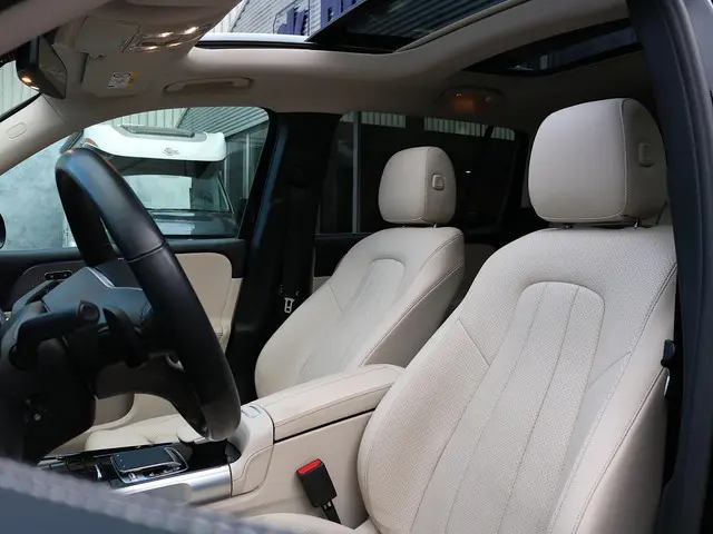 Mercedes-Benz GLB 250 4M Panoramadak | Distronic | Trekhaak