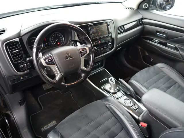 Mitsubishi Outlander 2.0 PHEV 4WD Instyle Aut- Camera, Xenon Led, Navi, Stoelverwarming, Park Assist