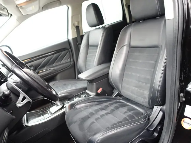 Mitsubishi Outlander 2.0 PHEV 4WD Instyle Aut- Camera, Xenon Led, Navi, Stoelverwarming, Park Assist