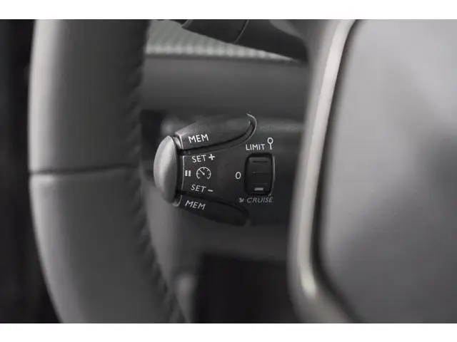 Peugeot 208 EV Allure 50 kWh | 98,9% SOH | 11 KW Lader | Navigatie | Parkeersensoren