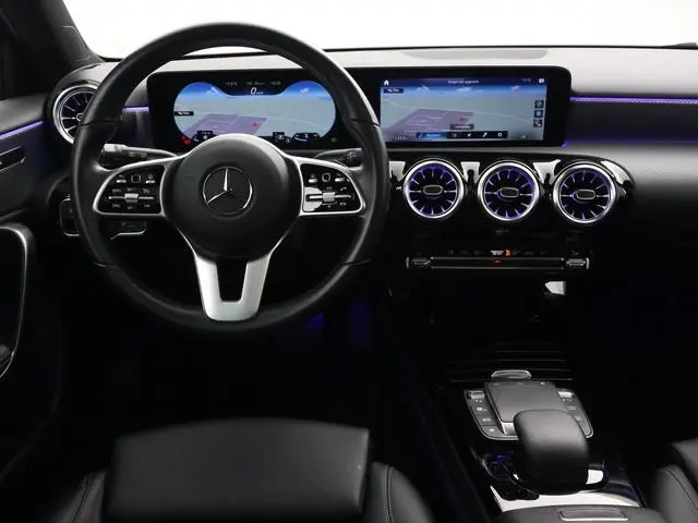 Mercedes-Benz A-klasse 180 AUT. + PANORAMA SCHUIFDAK | SFEERVERLICHTING | MBUX WIDESCREEN | CAMERA