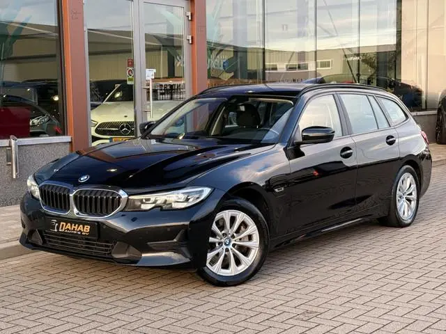 BMW 3-serie Touring 330e | Stoelverwarming | Apple Carplay | Achteruitrijcamera | Cruise |
