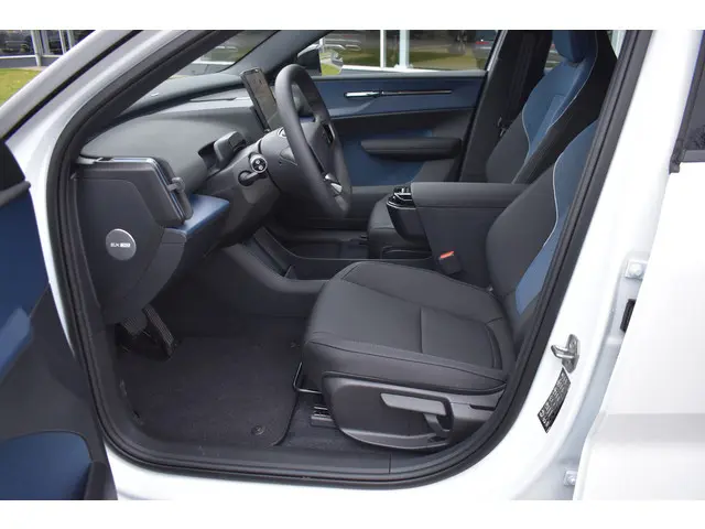 Volvo EX30 Extended Range Plus 69 kWh | 7000,- korting | Apple carplay | 20" velgen | H&K Audio | AC...