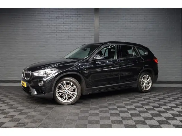 BMW X1 sDrive18i Executive Edition | NAP | PANORAMADAK | TREKHAAK | HUD | HOGE INSTAP |