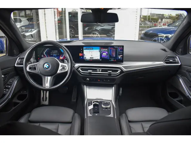 BMW 3-serie Touring 320e M-Sport Pro Pano Trekhaak Leder Elc Stoelen