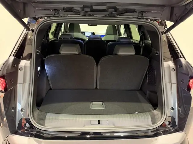 Peugeot e-5008
