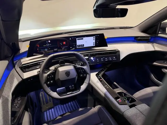 Peugeot e-5008