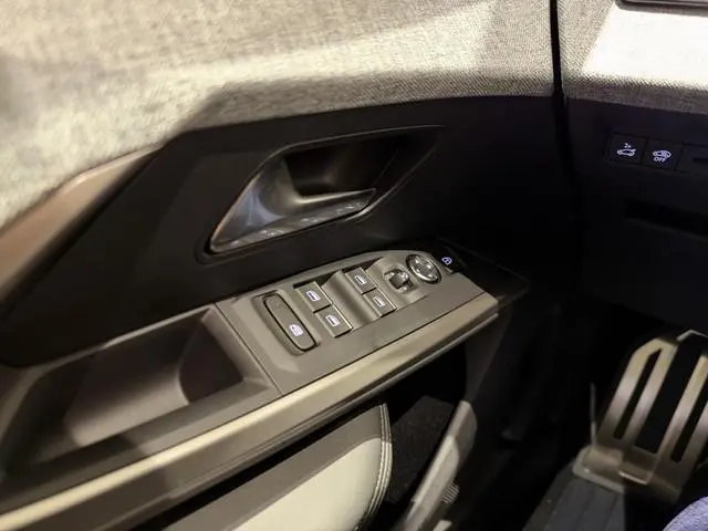 Peugeot e-5008