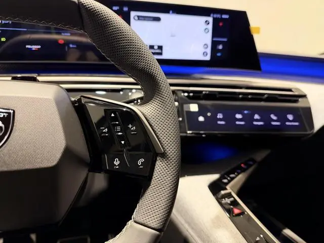 Peugeot e-5008