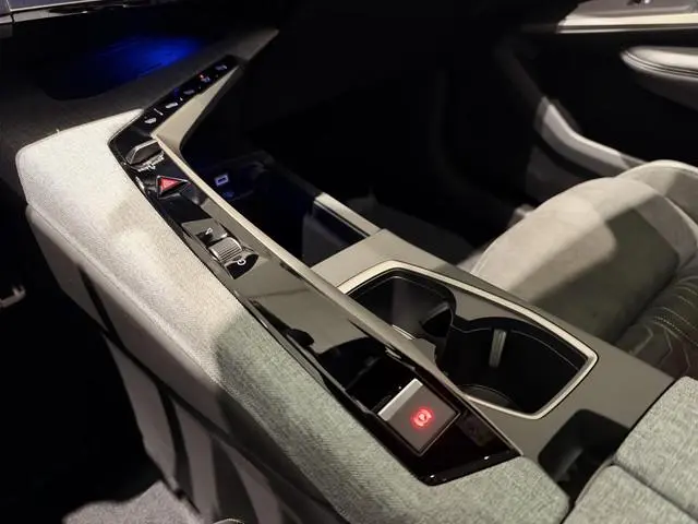 Peugeot e-5008