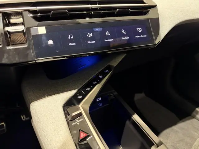 Peugeot e-5008