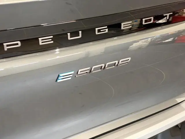 Peugeot e-5008