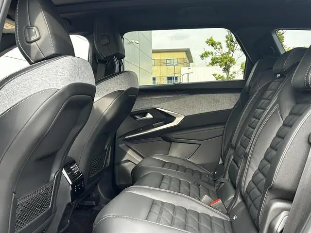 Peugeot e-5008
