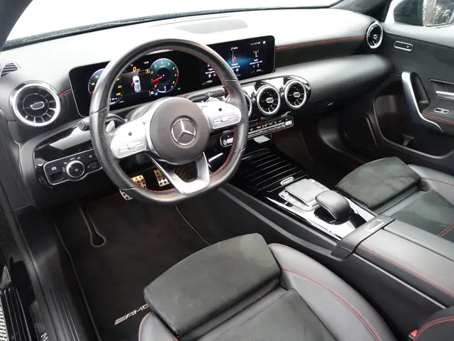 Mercedes-Benz A-klasse 180 AMG Night Edition Aut- Panoramadak, Sport Interieur, Xenon Led, Camera, S...