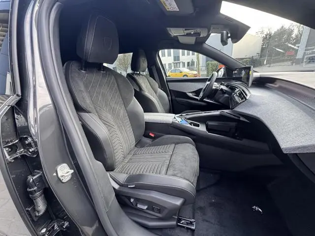 Peugeot e-5008